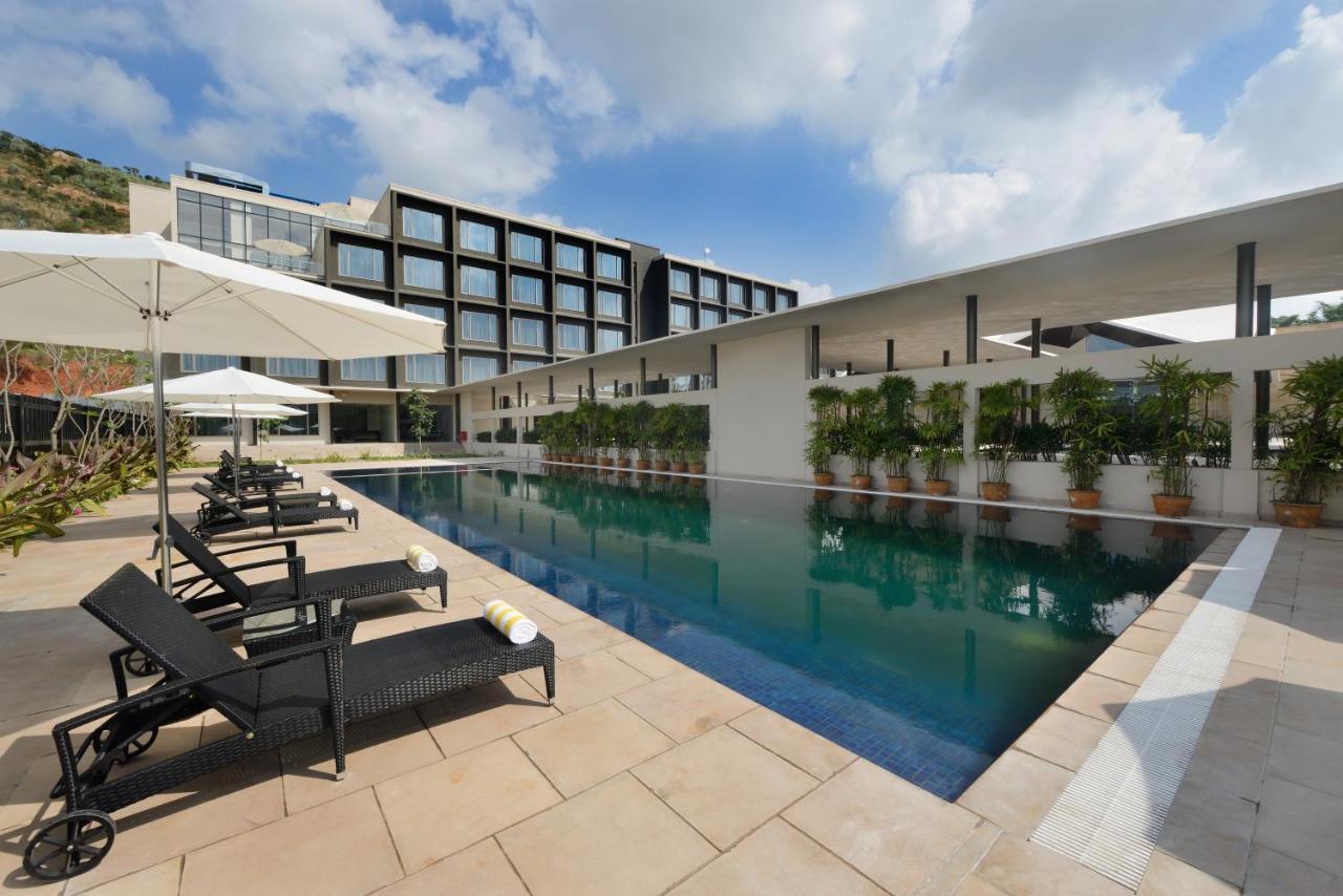 Marasa Sarovar Premiere Tirupati Esterno foto The swimming pool at the hotel
