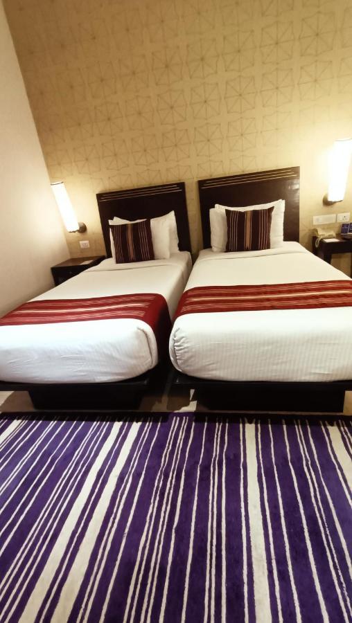 Marasa Sarovar Premiere Tirupati Esterno foto A room at the hotel