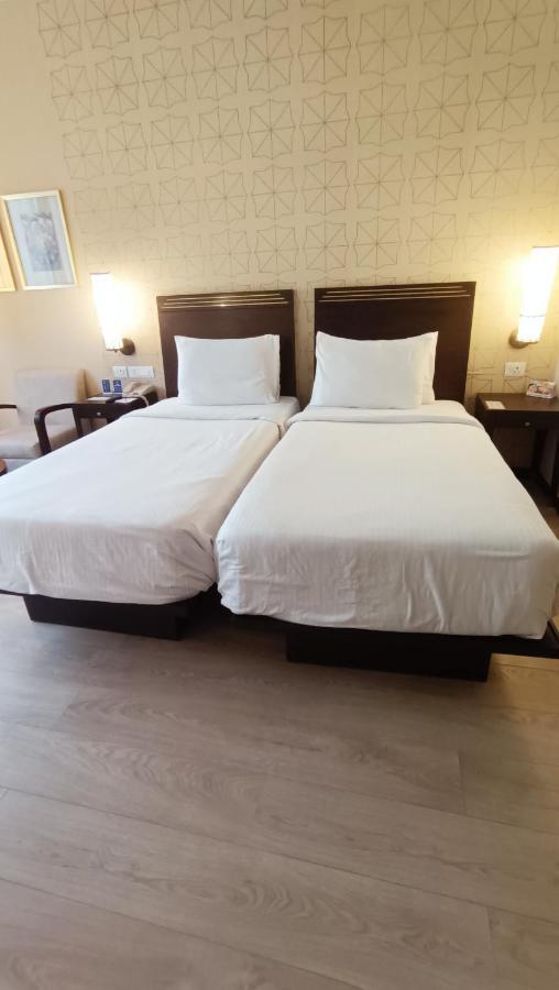 Marasa Sarovar Premiere Tirupati Esterno foto Two single beds