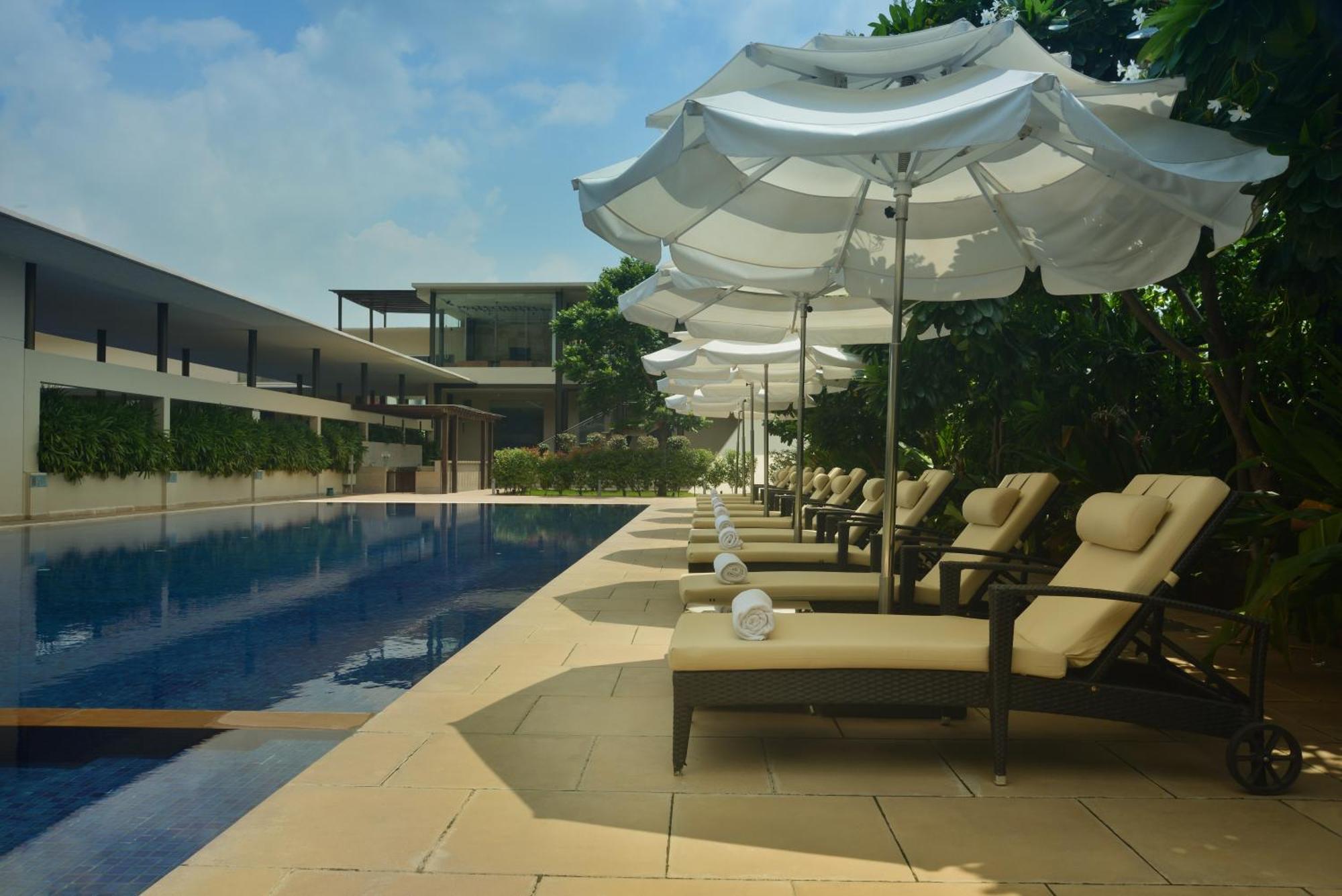 Marasa Sarovar Premiere Tirupati Esterno foto The pool at the Park
