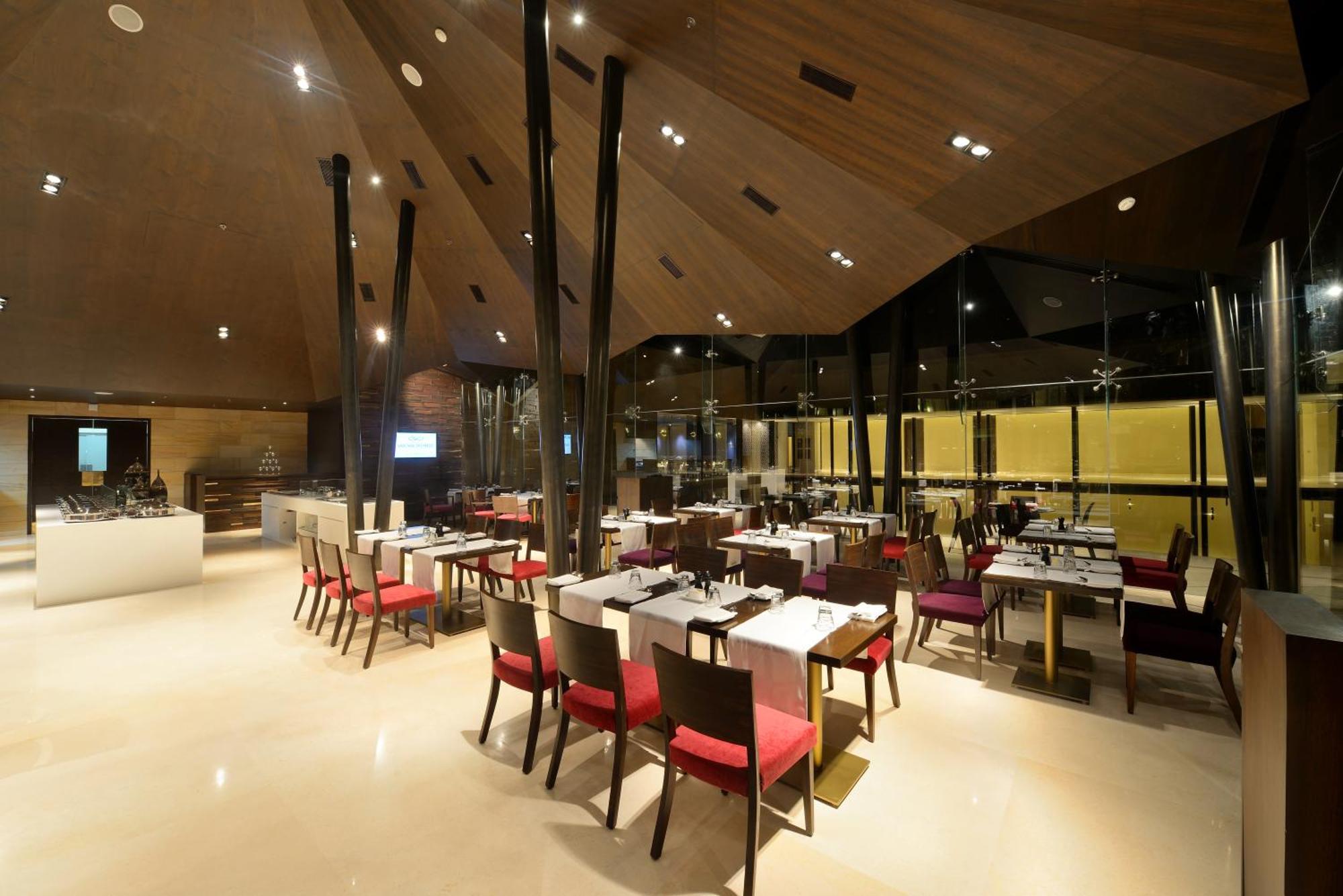 Marasa Sarovar Premiere Tirupati Esterno foto The restaurant