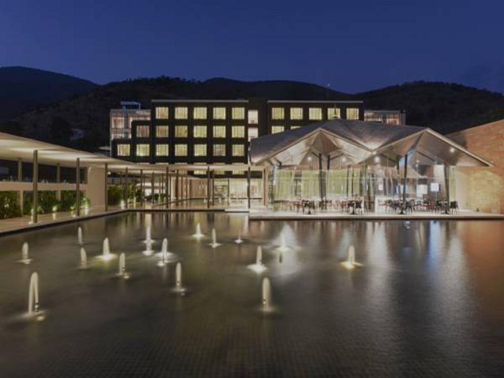Marasa Sarovar Premiere Tirupati Esterno foto The hotel at night