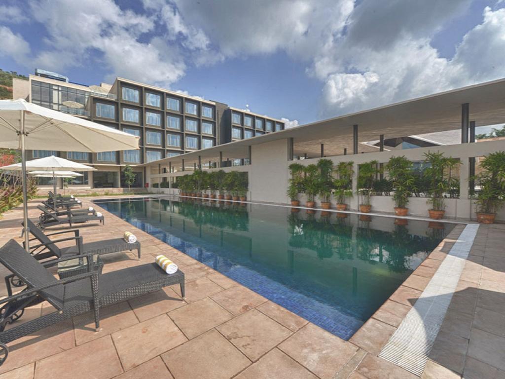 Marasa Sarovar Premiere Tirupati Esterno foto The swimming pool at the hotel