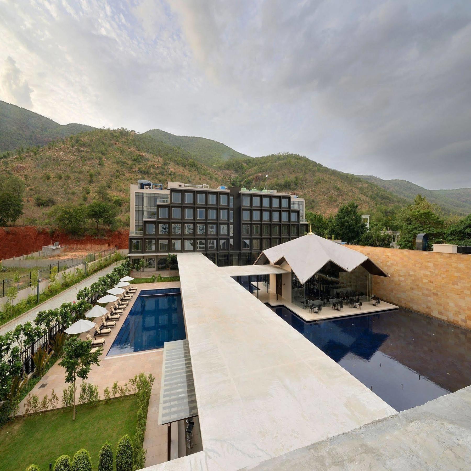 Marasa Sarovar Premiere Tirupati Esterno foto The hotel