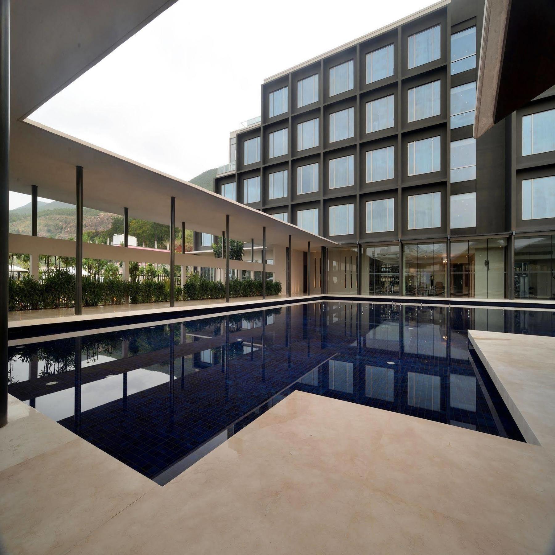 Marasa Sarovar Premiere Tirupati Esterno foto The courtyard of the hotel