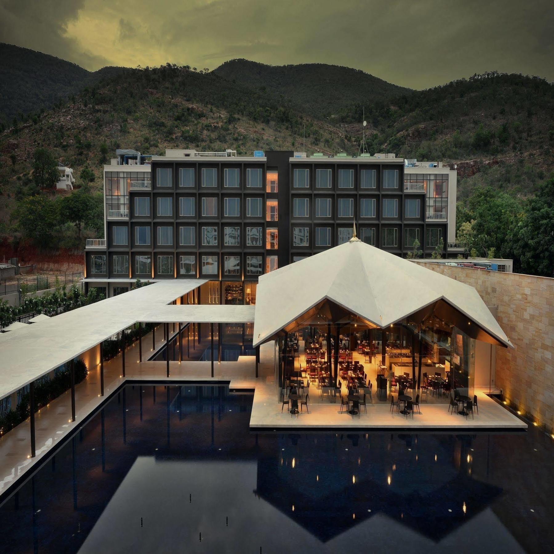 Marasa Sarovar Premiere Tirupati Esterno foto The hotel's main building