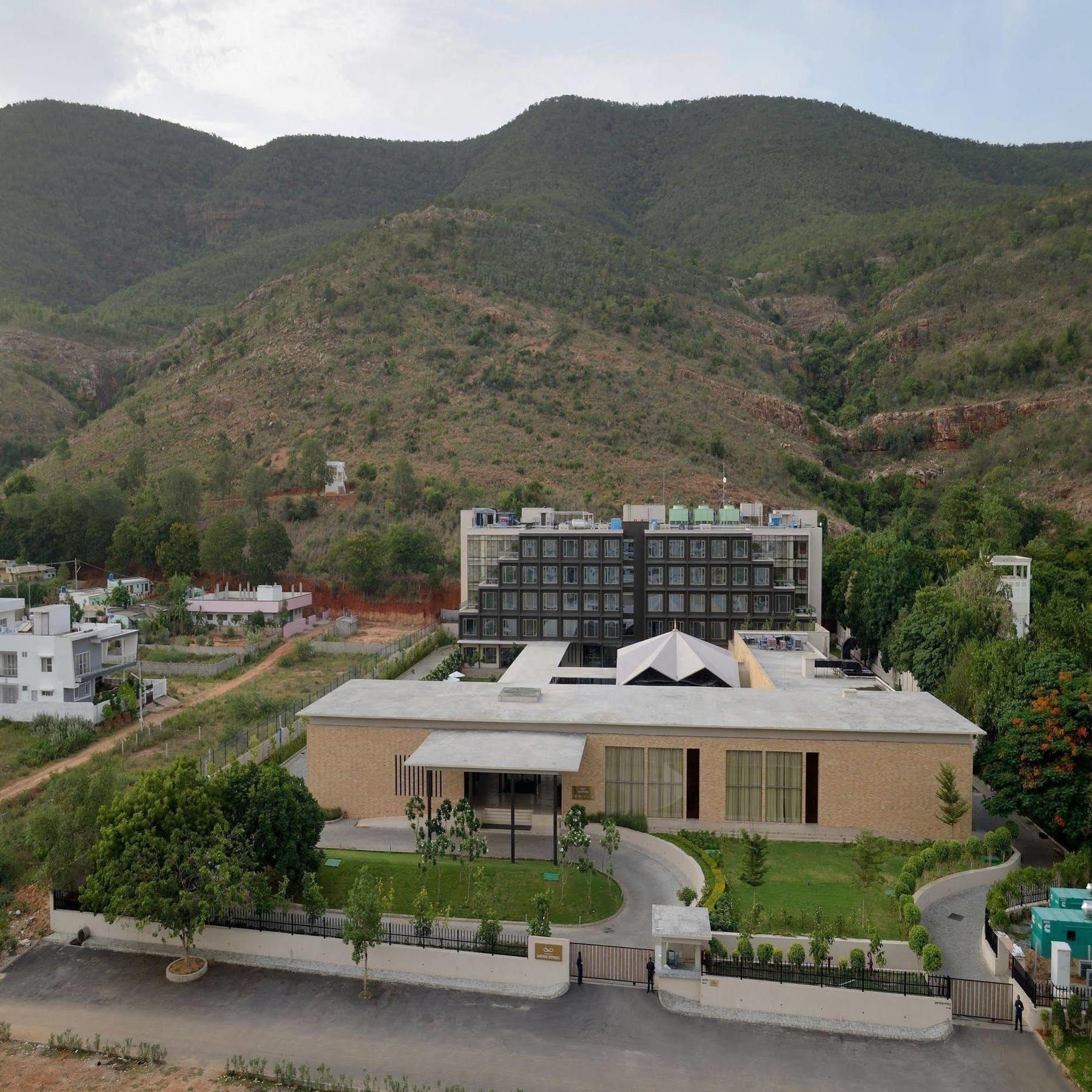 Marasa Sarovar Premiere Tirupati Esterno foto The new building of the University of Patras