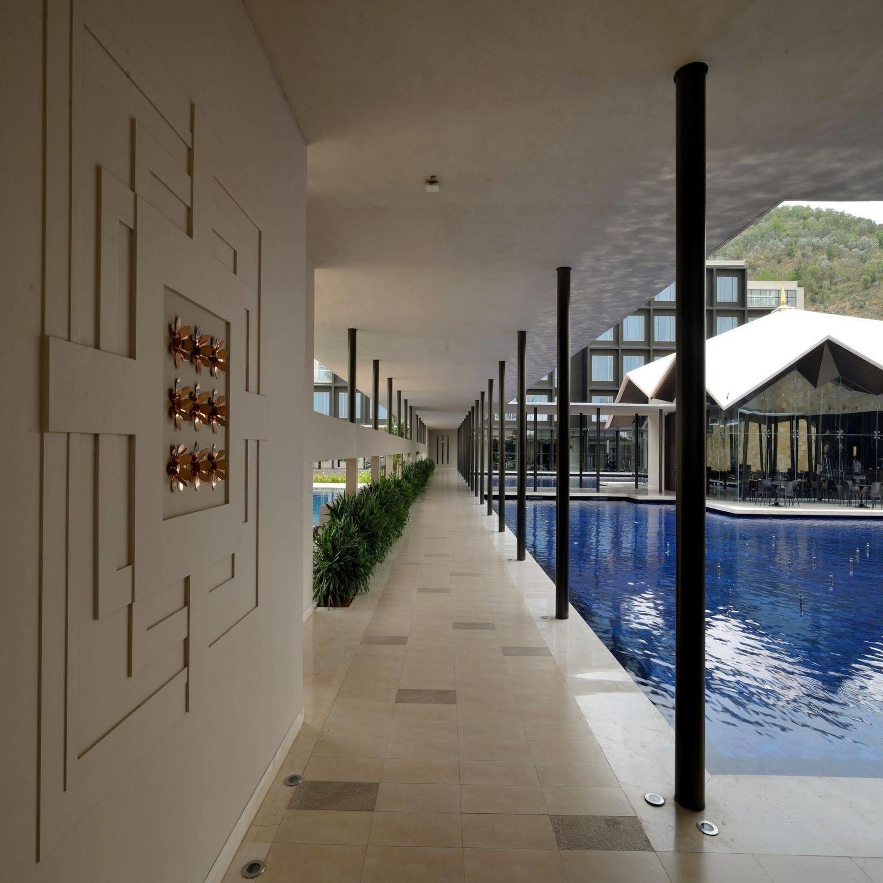 Marasa Sarovar Premiere Tirupati Esterno foto The interior of the hotel